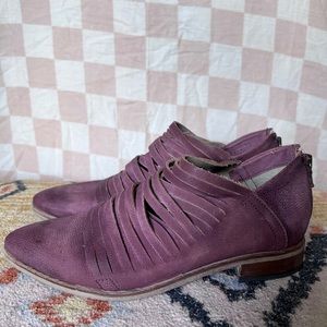 Like new, vented leather flat booties